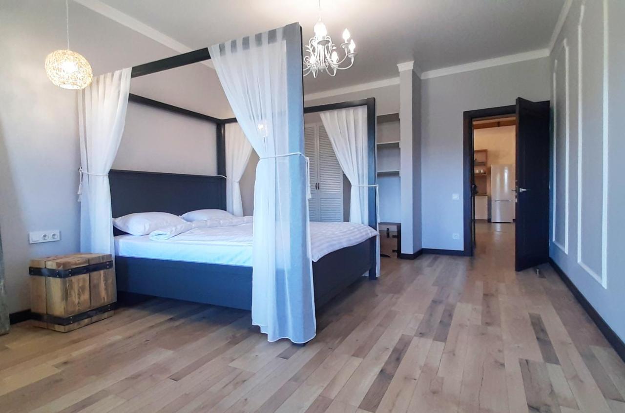 Apartment гетьманські палати , старе місто, 2 спальні, балкон-тераса , 85 м кв Kamianets-Podilskyi