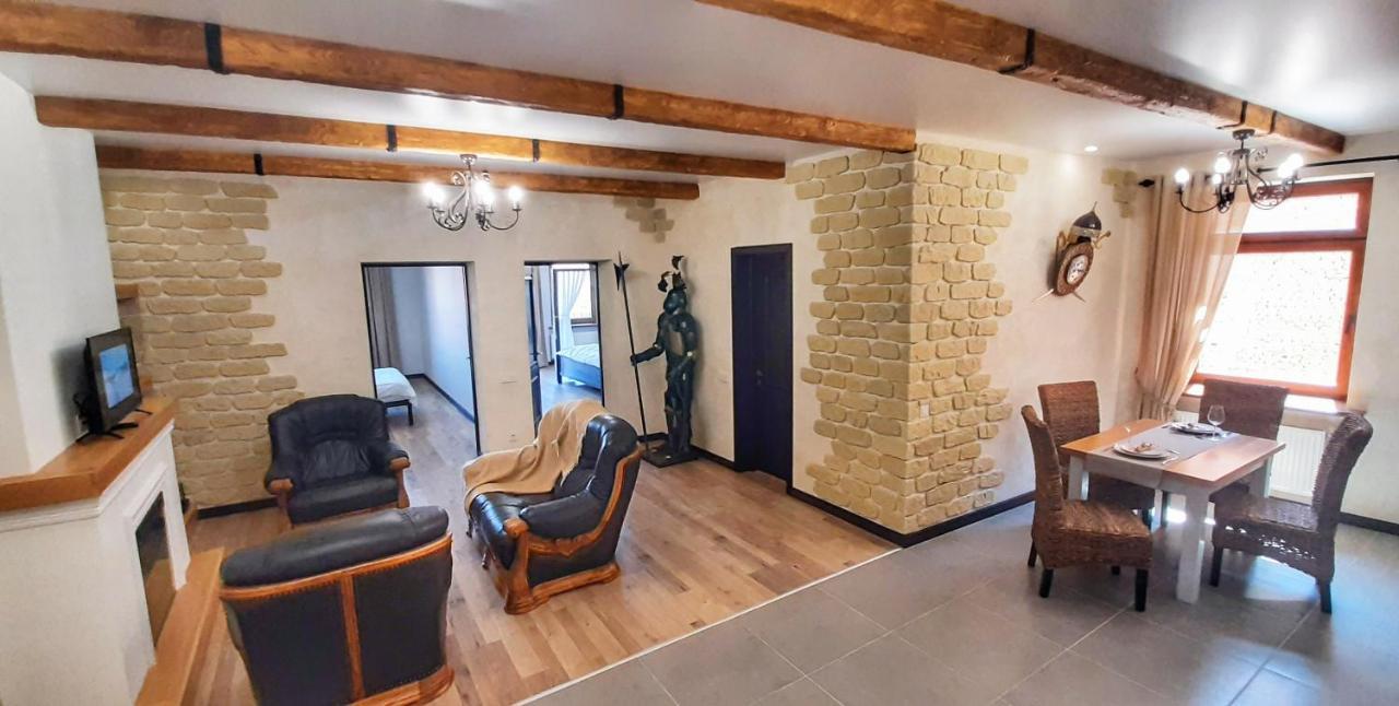 гетьманські палати , старе місто, 2 спальні, балкон-тераса , 85 м кв