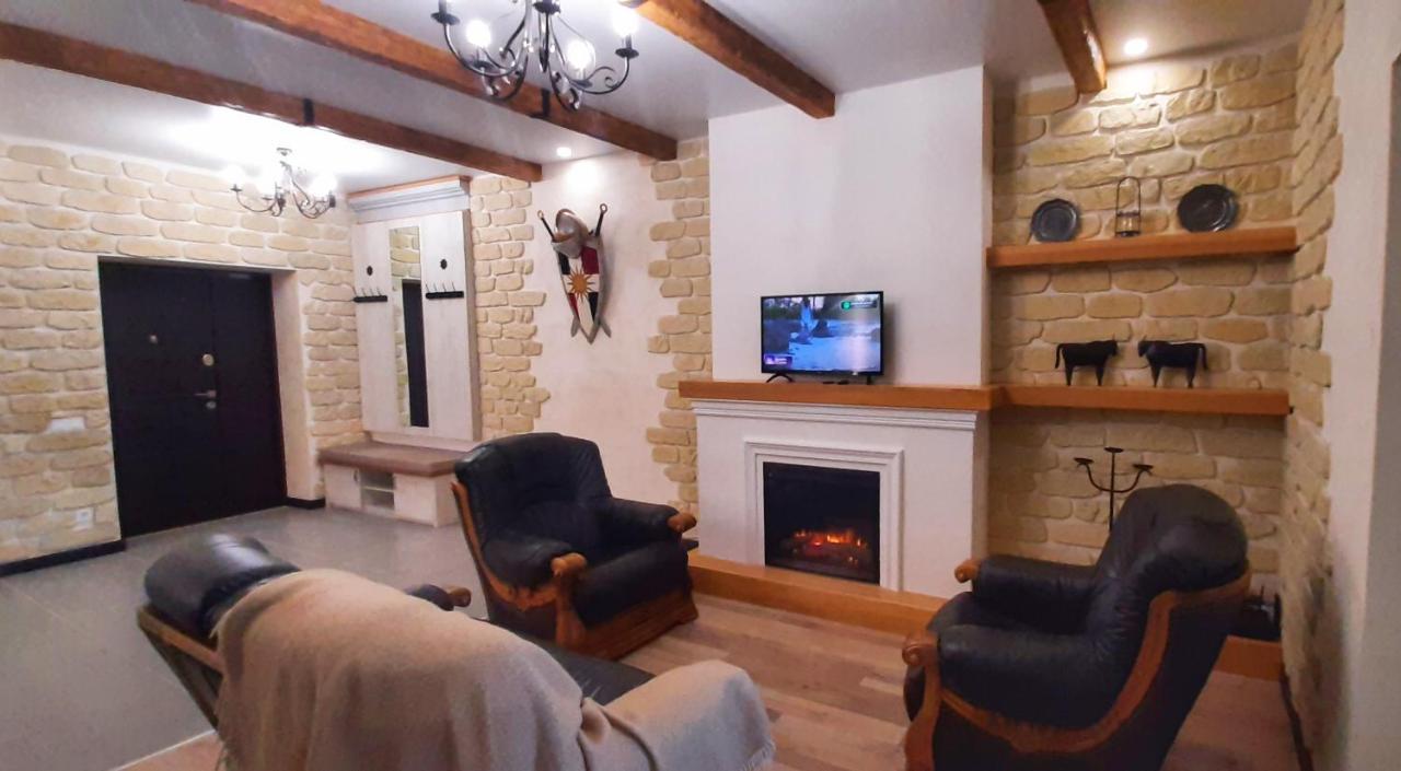 гетьманські палати , старе місто, 2 спальні, балкон-тераса , 85 м кв *