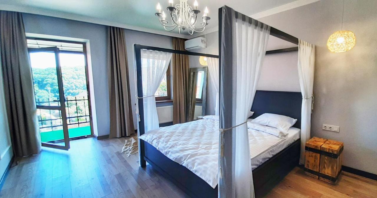 Apartment гетьманські палати , старе місто, 2 спальні, балкон-тераса , 85 м кв *
