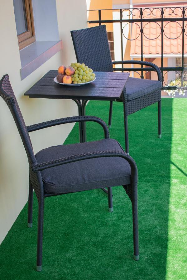 гетьманські палати , старе місто, 2 спальні, балкон-тераса , 85 м кв Apartment *
