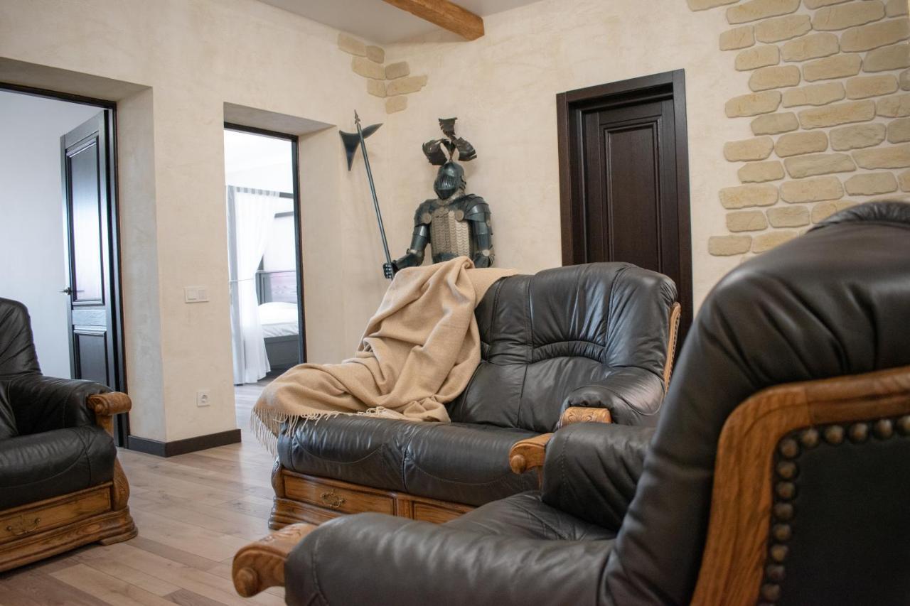 гетьманські палати , старе місто, 2 спальні, балкон-тераса , 85 м кв Apartment *