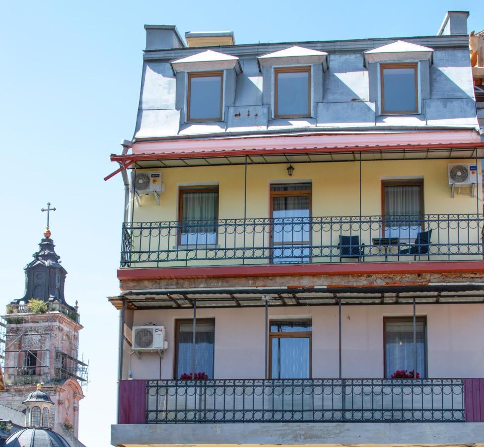 Apartment гетьманські палати , старе місто, 2 спальні, балкон-тераса , 85 м кв *