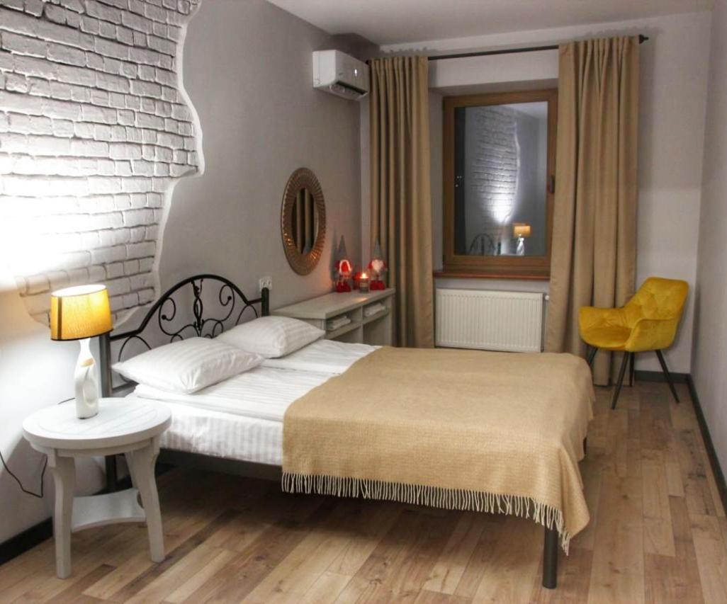 гетьманські палати , старе місто, 2 спальні, балкон-тераса , 85 м кв Kamianets-Podilskyi
