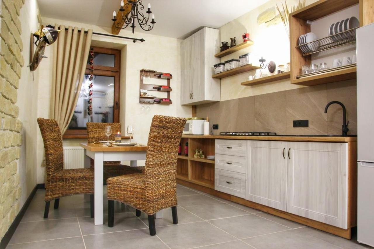 гетьманські палати , старе місто, 2 спальні, балкон-тераса , 85 м кв