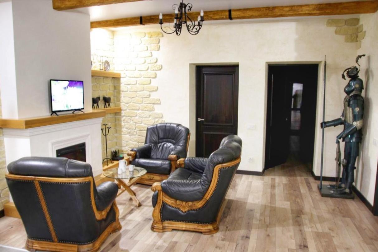 гетьманські палати , старе місто, 2 спальні, балкон-тераса , 85 м кв Apartment *