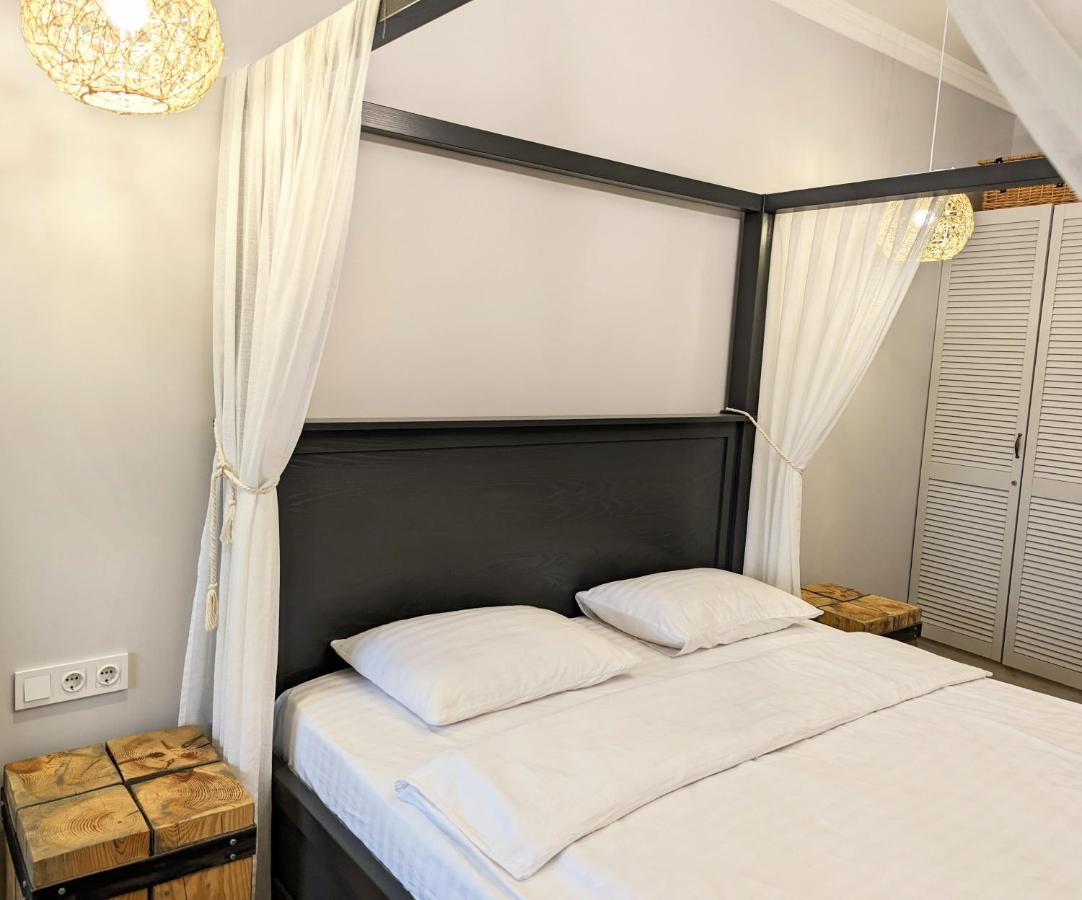 Apartment гетьманські палати , старе місто, 2 спальні, балкон-тераса , 85 м кв *